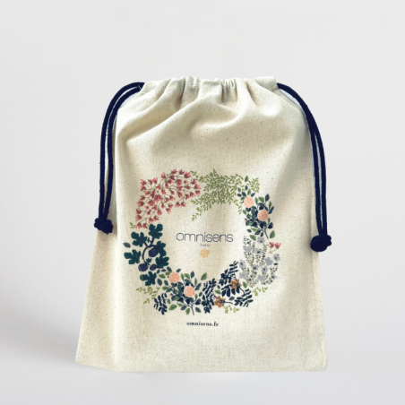 Wrap your gifts in an elegant Oeko-Tex cotton pouch inspired by Omnisens’ floral universe. A refined and eco-friendly touch.
