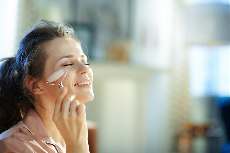 Le roller visage en quartz rose : tout savoir sur cet accessoire 100% glow !