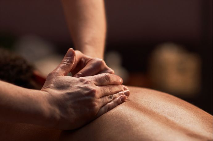 photo d'une cleinte qui se fait faire le soins spa de la saison : massage dynamique golf omnisens paris