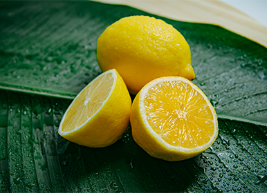 Découvrez tous les bienfaits beauté du citron, une mine d’or de bien-être vitaminé 